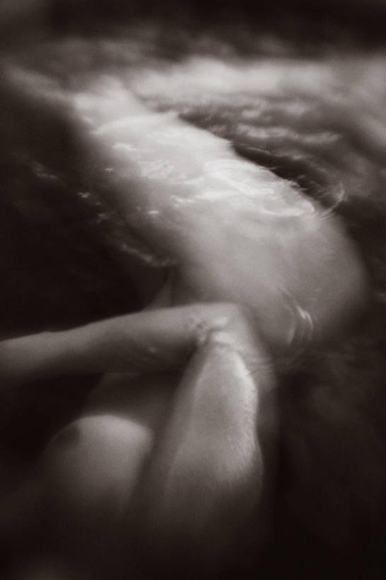 西方人,一个人,躺,举,竖图,室内,白天,正面,欧洲,欧洲人,仅一个年轻女性,仅一个女性,仅一个人,液体,裸露,托,裸,卧着,年轻女性,女人,女性,白种人,举起,举手,举着,躺着,卧,向上举,向上伸,向上托,半身,彩图