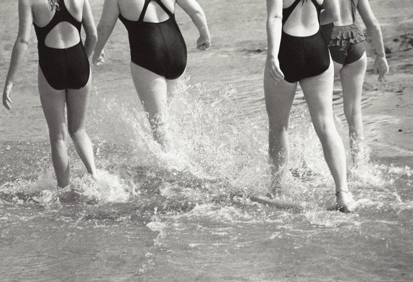 西方人,四个人,走,横图,黑白,室外,白天,泳装,锻炼,旅游,度假,运动,海浪,海洋,美景,沙滩,欧洲,欧洲人,阴影,光线,沙子,影子,海岸,景观,浪花,沙地,娱乐,背面,阳光,自然,海水,四件,享受,休闲,景色,放松,自然风光,海景,连体泳衣,体育,年轻女性,女人,女性,白种人,大海,风浪,海,海水的波动,海滩,近岸浪,涌浪,步行,散步,走路,半身,泳衣,健身