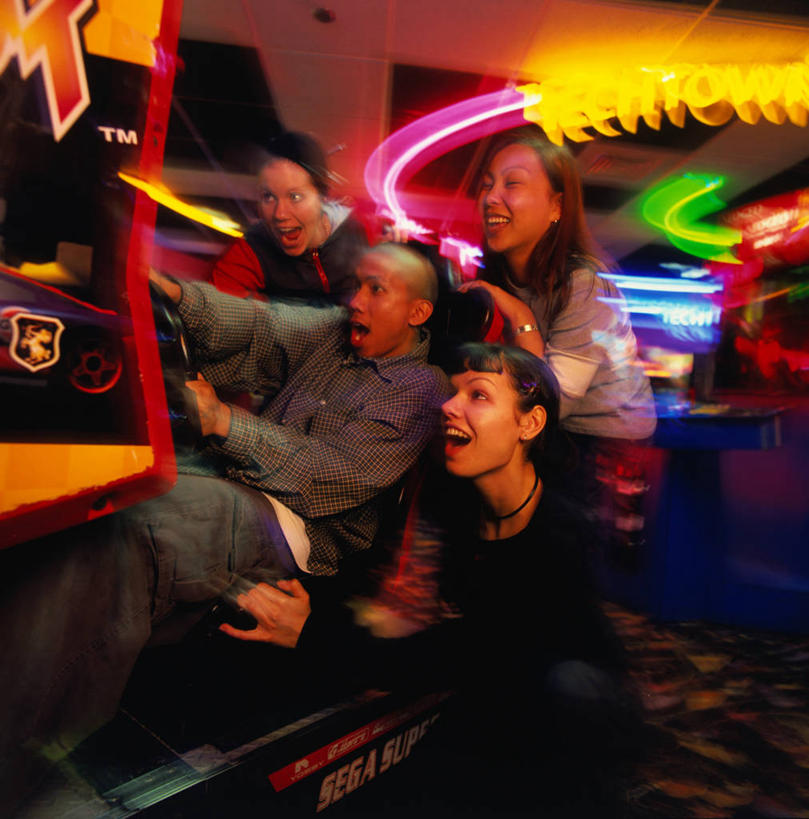 西方人,四个人,站,坐,竖图,彩色,室内,白天,正面,游戏,欧洲,欧洲人,阴影,丰富,光线,影子,灯光,拿,玩,拿着,注视,娱乐,一个,观察,看,站着,休闲,游戏机,观看,活动,五颜六色,色彩斑斓,察看,发泄,关注,消遣,智力,五彩缤纷,游戏厅,宣泄,五彩斑斓,五光十色,男人,男性,年轻男性,年轻女性,女人,女性,白种人,玩耍,嬉戏,站立,坐着,半身,彩图