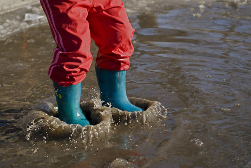 西方人,儿童,一个人,站,横图,俯视,室外,白天,纯洁,道路,路,公路,鞋子,欧洲,欧洲人,仅一个男性,仅一个人,一双,阴影,裤子,反光,光线,影子,雨鞋,雨靴,交通,靴子,小孩,红色,蓝色,阳光,站着,仅一个小孩,雨水,积水,可爱,童年,童趣,胶鞋,童真,烂漫,无邪,天真,男孩,男人,男性,白种人,孩子,马路,站立,半身,彩图,高角度拍摄,男生