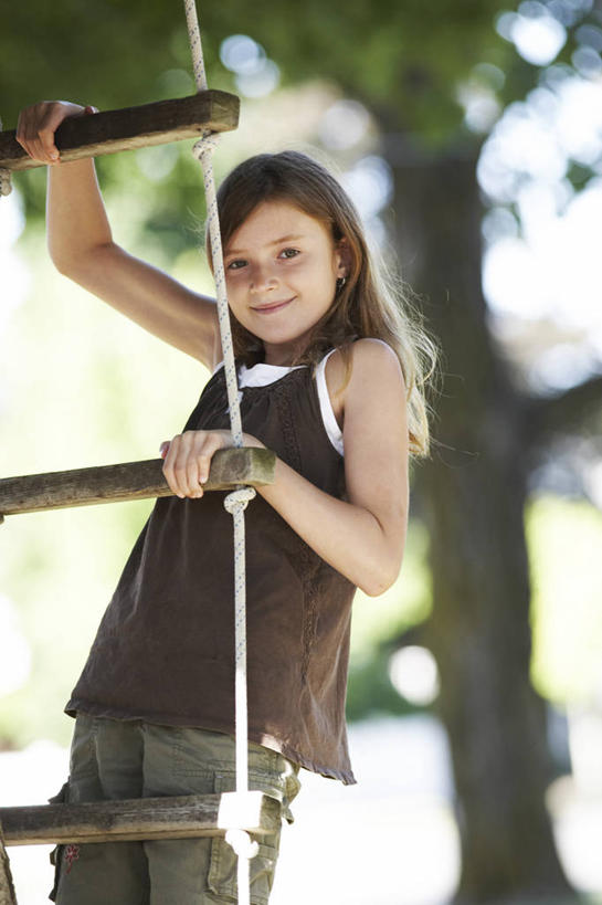 西方人,儿童,一个人,站,拉,竖图,室外,白天,正面,旅游,度假,纯洁,美景,植物,叶子,欧洲,加拿大,欧洲人,仅一个女性,仅一个人,阴影,服装,光线,影子,景观,绿叶,注视,娱乐,树,树木,小孩,衣服,绿色,灰色,阳光,自然,观察,看,站着,仅一个小孩,享受,休闲,嫩叶,绳梯,景色,放松,可爱,童年,童趣,服饰,生长,成长,观看,察看,北美,北美洲,衣着,穿着,关注,自然风光,美洲,童真,烂漫,无邪,北亚美利加洲,亚美利加洲,衣饰,天真,女孩,女人,女性,白种人,孩子,叶,叶片,站立,半身,彩图,女生