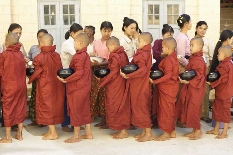 西方人,儿童,和尚,家,站,横图,室外,白天,侧面,纯洁,欧洲,缅甸,欧洲人,亚洲,许多,阴影,服装,节日,光线,影子,陶瓷,房屋,屋子,陶瓷制品,许多人,拿,拿着,注视,文化,楼房,住宅,小孩,衣服,红色,黑色,阳光,容器,碗,观察,看,祈祷,站着,一群人,健康,可爱,童年,童趣,许愿,宗教,服饰,东南亚,佛教,信仰,观看,纪念,储藏,祈求,察看,衣着,储存,穿着,关注,僧服,童真,烂漫,无邪,缅甸联邦,衣饰,平安,天真,男孩,男人,男性,年轻女性,白种人,比丘,高僧,僧,僧侣,僧人,沙弥,修行僧,站立,彩图,全身,房子,贮存,男生