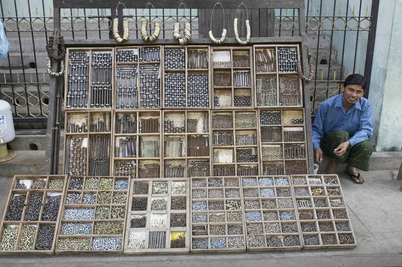 西方人,一个人,栏杆,蹲,横图,俯视,室外,白天,道路,路,欧洲,缅甸,欧洲人,亚洲,仅一个男性,仅一个人,仅一个中年男性,许多,阴影,光线,格子,影子,围栏,小路,交通,注视,护栏,货物,排列,阳光,货品,观察,看,东南亚,观看,察看,关注,分类,缅甸联邦,摆列,男人,男性,中年男性,白种人,蹲着,彩图,高角度拍摄,全身,布列,分列