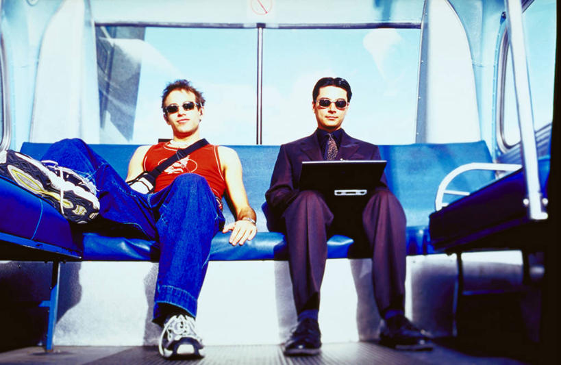 西方人,两个人,商务人士,商务男性,坐,横图,室外,白天,正面,衬衫,电脑,笔记本电脑,欧洲,欧洲人,套装,服装,网络,墨镜,眼镜,注视,休闲装,通讯设备,座位,缆车,衣服,蓝色,太阳镜,太阳眼镜,交通工具,观察,看,休闲,休闲服,遮阳镜,服饰,观看,察看,无线,关注,通信设备,商务装,无线网络,无线上网,便携式电脑,工薪阶层,索道,两幅,坐位,缆索铁路,手提电脑,男人,男性,年轻男性,白种人,白领,上班族,坐着,彩图,全身,衬衣