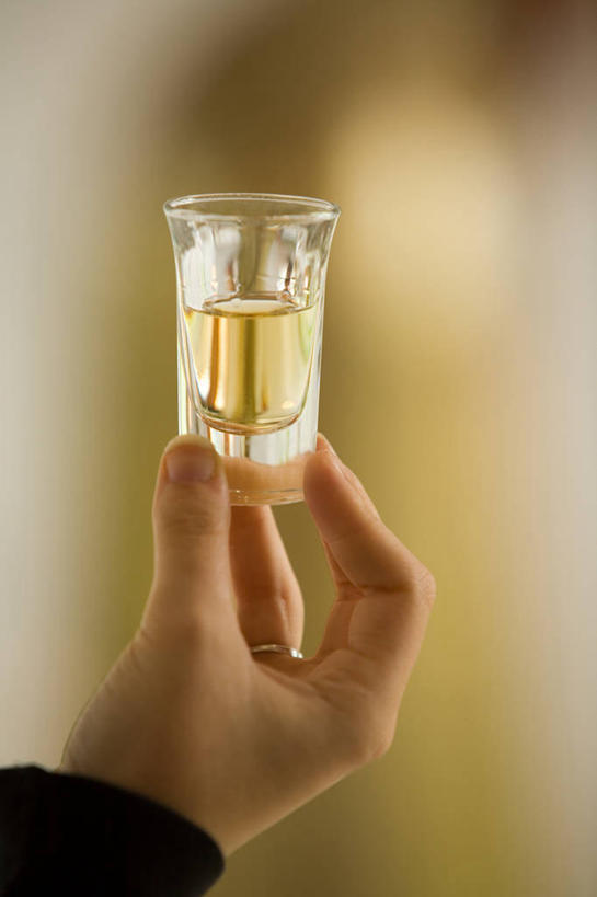 威士忌,西方人,手,指甲,一个人,竖图,室内,特写,白天,正面,杯子,欧洲,欧洲人,仅一个男性,仅一个人,握,阴影,光线,影子,灯光,酒类,拿,拿着,玻璃制品,酒,饮料,仅一个年轻男性,水杯,手部,握着,烈酒,充满,男人,男性,年轻男性,白种人,手指甲,玻璃杯,半身,彩图