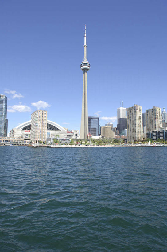 无人,高楼大厦,竖图,室外,白天,正面,度假,湖,湖泊,美景,水,城市风光,标志建筑,城市,大厦,地标,建筑,摩天大楼,加拿大,阴影,波纹,繁华,光线,影子,湖面,景观,水流,水面,云,云朵,云彩,娱乐,建设,现代,蓝色,白云,蓝天,水纹,天空,阳光,波浪,湖水,天,享受,休闲,景色,放松,晴朗,北美,北美洲,美洲,电视塔,多伦多,省会,北亚美利加洲,亚美利加洲,兴旺,繁荣,加拿大多伦多电视塔,加拿大国家电视塔,CN电视塔,安大略省,安省,北方好莱坞,多伦多市,西恩塔,发达,蓬勃,晴空,彩图,大楼,高层建筑,高楼,摩天楼