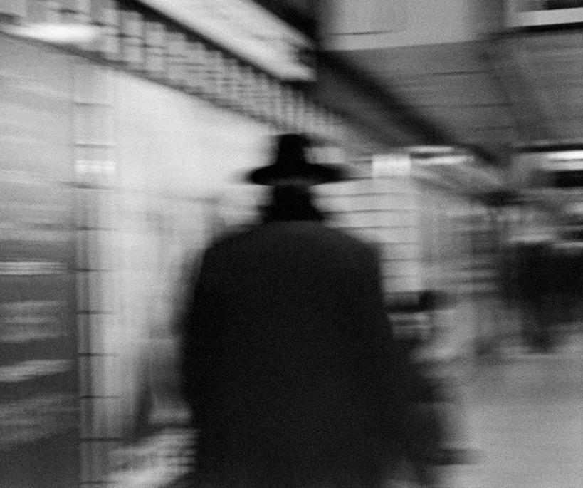 西方人,一个人,走,横图,黑白,室外,白天,神秘,帽子,欧洲,欧洲人,仅一个男性,仅一个人,仅一个中年男性,阴影,服装,朦胧,模糊,光线,影子,灯光,休闲装,礼帽,背面,衣服,休闲,休闲服,服饰,秘密,间谍,奥秘,男人,男性,中年男性,白种人,步行,散步,走路,半身,特工,特务