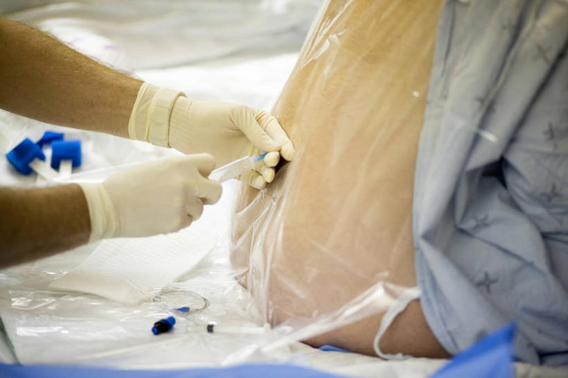 西方人,孕妇,手,两个人,躺,横图,室内,白天,侧面,床,欧洲,欧洲人,一双,阴影,光线,影子,灯光,床单,拿,拿着,被子,阳光,手套,怀孕,手部,针管,针筒,注射,单人床,医疗,医疗设备,注射器,被单,待产,接生,妊娠,准妈妈,卧着,男人,男性,年轻男性,年轻女性,女人,女性,白种人,产妇,躺着,卧,半身,彩图