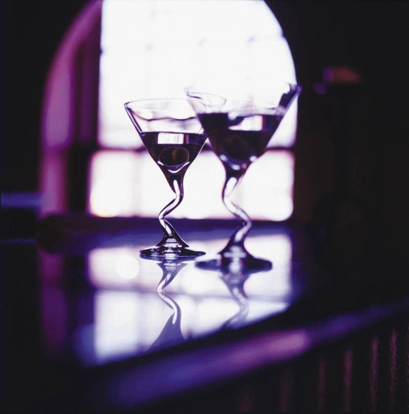 无人,酒吧,竖图,室内,白天,正面,吧台,窗户,阴影,弯曲,光线,影子,玻璃窗,酒,两个,紫色,阳光,酒杯,彩图,酒吧间,酒馆