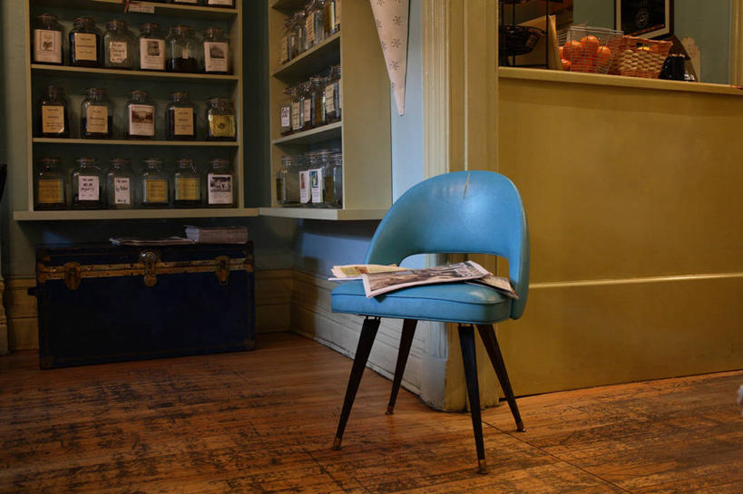 无人,横图,室内,白天,正面,阅读,地板,报纸,椅子,一把,许多,学习,阴影,光线,篮子,影子,地面,货物,木地板,架子,排列,一个,蓝色,阳光,货品,看,浏览,摆列,彩图,咖啡馆,布列,分列