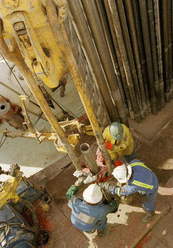 西方人,三个人,站,竖图,俯视,室外,白天,工作服,帽子,欧洲,加拿大,欧洲人,阴影,工作,光线,头盔,影子,拿,拿着,一个,阳光,安全帽,站着,北美,北美洲,美洲,钻井,北亚美利加洲,亚美利加洲,钻探器,男人,男性,中年男性,白种人,站立,彩图,高角度拍摄,全身