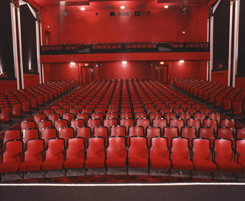 无人,栏杆,横图,室内,白天,正面,电影院,椅子,照明,一排,整齐,并列,并排,扶手,灯光,护栏,顶灯,座位,灯,排列,红色,灯具,照亮,空旷,简单,照明设备,队列,平行,空阔,简略,简朴,容易,坐位,彩图