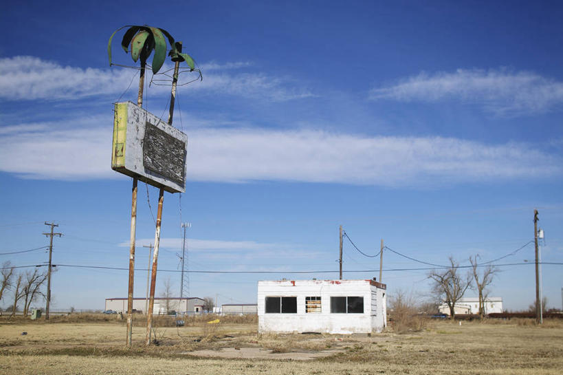 无人,家,横图,室外,白天,正面,草地,草坪,美景,植物,阴影,平静,电力,光线,电线,电线杆,线,影子,房屋,屋子,景观,云,云朵,电能,线路,云彩,楼房,住宅,草,树,树木,蓝色,绿色,白云,蓝天,天空,阳光,自然,天,景色,安静,生长,晴朗,成长,电,宁静,电源,荒废,静谧,自然风光,能量,沉静,恬静,安祥,僻静,清静,太平,荒疏,旷废,旷费,疏弃,芜秽,荒芜,晴空,彩图,房子