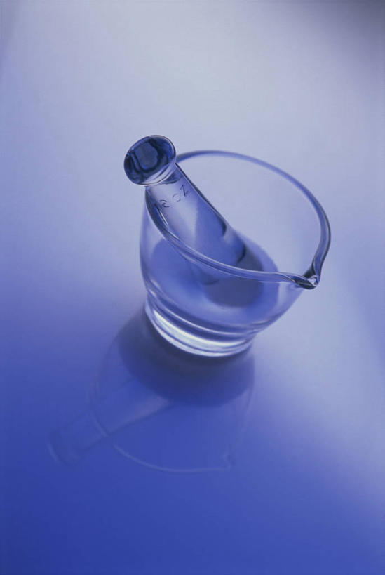 无人,竖图,俯视,室内,特写,白天,杯子,阴影,透明,光线,影子,灯光,玻璃制品,蓝色,水杯,风格,研磨器,理智,沉静,冷色,高深,冷淡,气势,格调,派头,气概,作风,玻璃杯,彩图,高角度拍摄