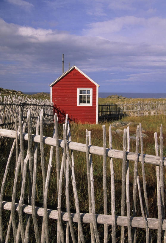 无人,家,栏杆,竖图,室外,白天,正面,旅游,度假,草地,草坪,美景,植物,加拿大,一排,阴影,整齐,光线,影子,栅栏,房屋,屋子,景观,篱笆,水平线,云,云朵,围栏,辽阔,海平线,云彩,娱乐,护栏,楼房,住宅,草,排列,蓝色,绿色,白云,蓝天,天空,阳光,自然,天,享受,休闲,广阔,景色,放松,晴朗,一望无际,北美,北美洲,队列,自然风光,美洲,北亚美利加洲,亚美利加洲,纽芬兰,无边无际,一马平川,晴空,彩图,房子,纽芬兰.拉布拉多,纽芬兰.拉布拉多省,纽芬兰岛,水天相接,水天一线