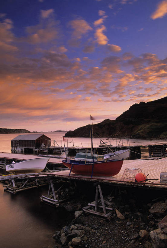 无人,竖图,室外,白天,正面,旅游,度假,河流,石头,美景,日落,山,山脉,水,地板,船,旗帜,加拿大,一排,一艘,阴影,波纹,整齐,光线,石子,影子,河水,景观,山峰,水流,晚霞,霞光,云,云朵,落日,木船,地面,山峦,云彩,娱乐,旗子,木地板,排列,蓝色,白云,蓝天,水纹,天空,阳光,自然,黄昏,交通工具,波浪,群山,天,享受,休闲,景色,彩霞,放松,晴朗,北美,舟,北美洲,队列,自然风光,载具,美洲,北亚美利加洲,亚美利加洲,旌旗,旗号,纽芬兰,夕照,石块,岩石,晴空,夕阳,彩图,纽芬兰.拉布拉多,纽芬兰.拉布拉多省,纽芬兰岛,斜阳