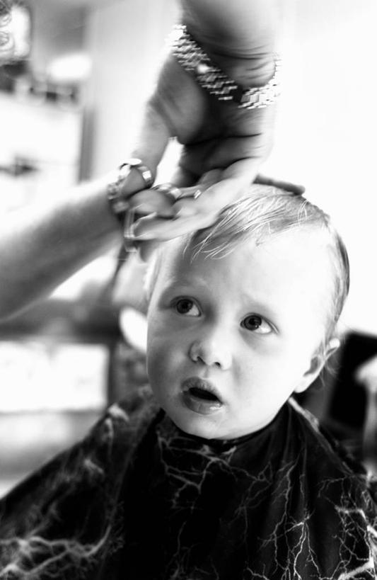 西方人,儿童,头发,理发师,商店,站,坐,竖图,黑白,室内,白天,正面,纯洁,欧洲,欧洲人,一把,修剪,朦胧,模糊,工具,剪刀,围兜,注视,商铺,小孩,剃头,观察,看,站着,可爱,童年,童趣,观看,剪发,理发店,裁剪,察看,剪子,剪裁,切割,关注,美发店,童真,美容店,烂漫,无邪,理发围布,市肆,商号,剪发围布,理发围兜,围布,天真,男孩,年轻女性,女人,女性,白种人,孩子,年轻人,发型师,理发员,美发师,站立,坐着,半身,理发,店铺,男生