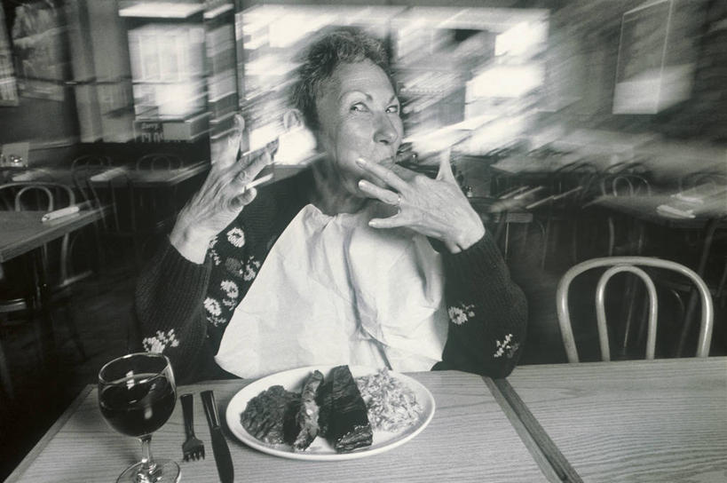 红酒,葡萄酒,西方人,一个人,餐厅,坐,横图,黑白,室内,白天,正面,餐桌,桌子,杯子,餐具,椅子,欧洲,欧洲人,仅一个女性,仅一个人,朦胧,模糊,碟子,高脚杯,盘,红酒杯,酒类,注视,顾客,玻璃制品,酒,饮料,一只,盘子,酒杯,碟,观察,看,仅一个中年女性,红葡萄酒,餐台,观看,察看,关注,舔舐,主顾,女人,女性,中年女性,白种人,玻璃杯,坐着,半身,餐馆,饭店,饭馆