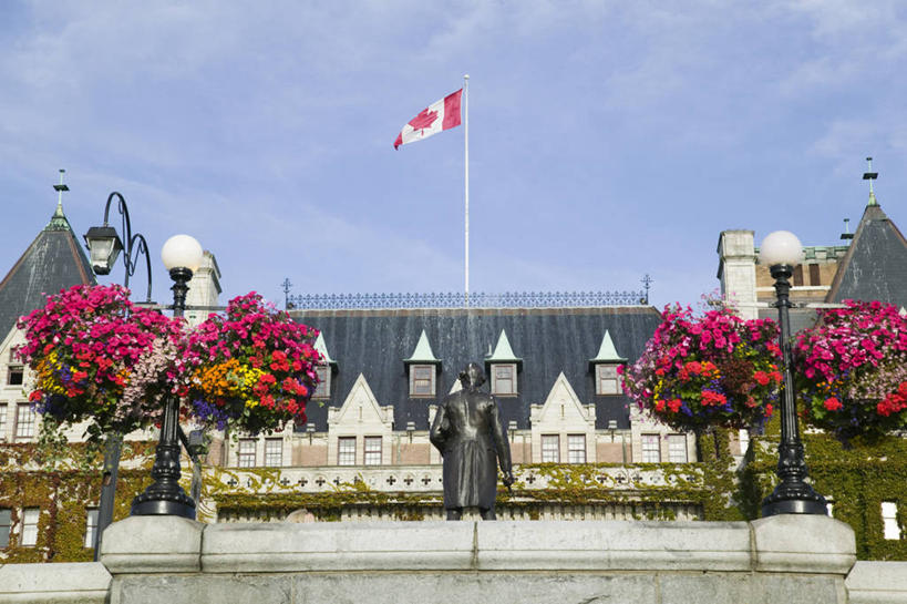 无人,家,横图,室外,白天,正面,度假,美景,植物,城市风光,城市,旗帜,国旗,加拿大,许多,盛开,房屋,屋子,景观,云,云朵,云彩,娱乐,楼房,住宅,花,花瓣,花朵,花卉,鲜花,蓝色,白云,蓝天,天空,天,花蕊,享受,休闲,景色,放松,晴朗,北美,北美洲,美洲,省会,北亚美利加洲,亚美利加洲,卑诗省,不列颠哥伦比亚,不列颠哥伦比亚省,维多利亚,旗,晴空,彩图,房子,卑斯省,皇后酒店