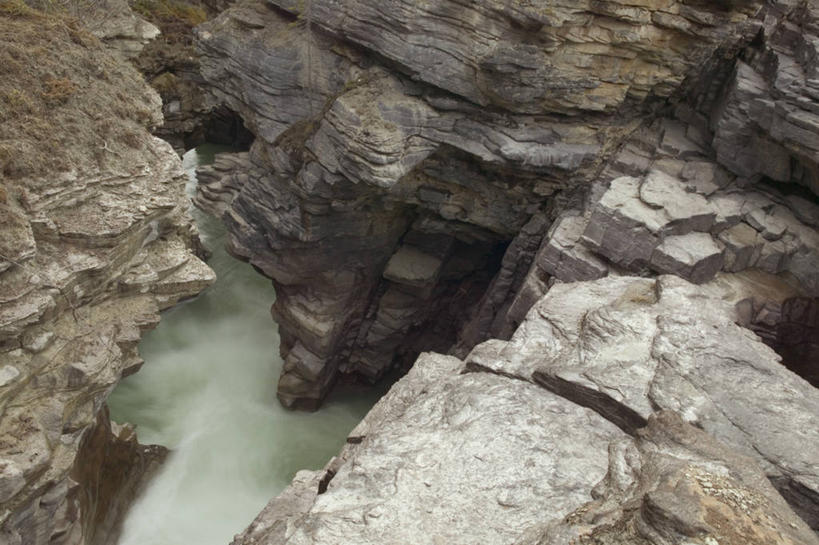 无人,公园,横图,俯视,室外,白天,旅游,度假,河流,石头,美景,山,水,加拿大,石子,河水,景观,山峰,水流,悬崖,山峦,娱乐,自然,享受,休闲,景色,放松,北美,北美洲,国家公园,自然风光,美洲,阿尔伯塔省,阿尔伯塔,北亚美利加洲,亚美利加洲,绝壁,艾伯塔,艾伯塔省,贾斯珀国家公园,亚伯达,石块,彩图,高角度拍摄,阿省,艾省,亚伯达省,亚省