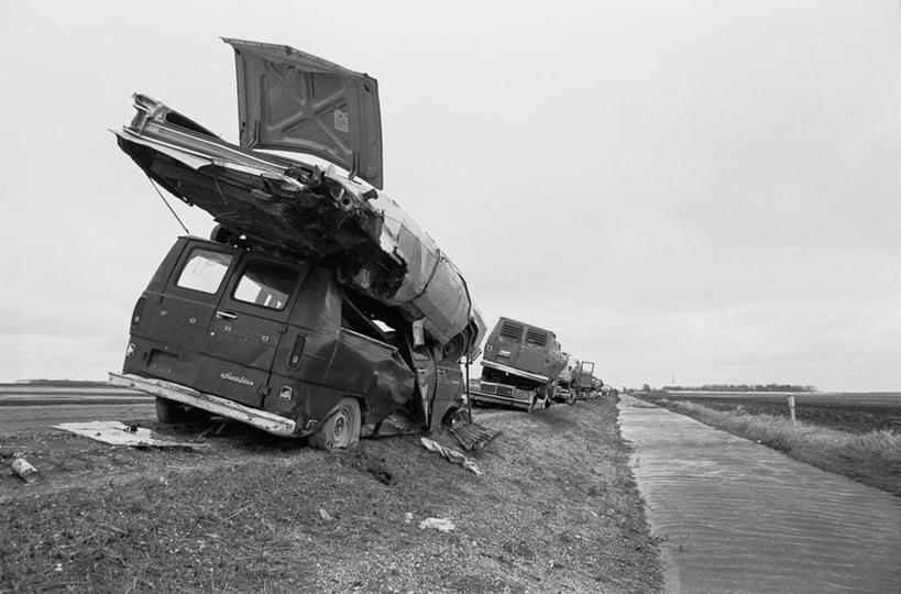无人,横图,黑白,室外,白天,正面,植物,道路,路,公路,汽车,加拿大,两辆,云,云朵,交通,云彩,车,树,树木,蓝色,绿色,白云,蓝天,天空,自然,交通工具,轿车,天,生长,晴朗,成长,北美,北美洲,载具,美洲,事故,万里无云,北亚美利加洲,亚美利加洲,马尼托巴,马尼托巴省,曼尼托巴省,晴空,晴空万里,马路,曼省,缅尼托巴省,缅省