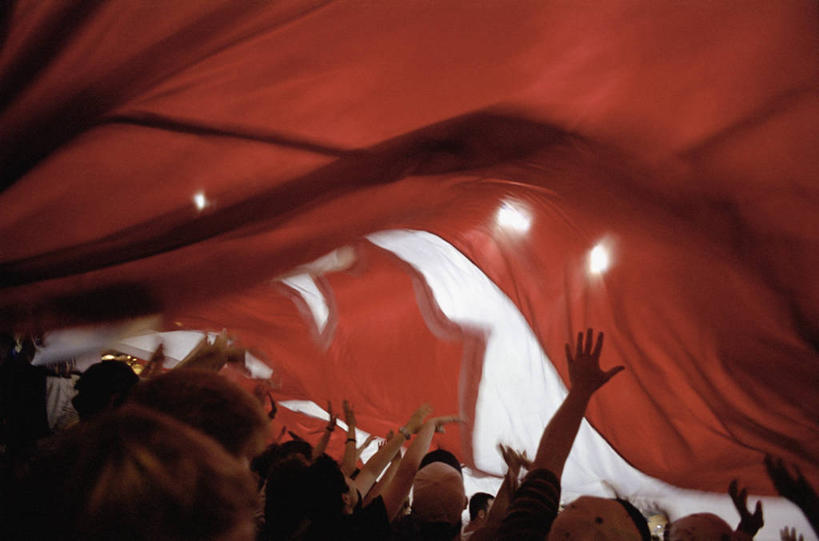 西方人,站,举,摸,横图,俯视,室外,白天,旗帜,国旗,欧洲,欧洲人,一面,抚摸,阴影,欢呼,光线,影子,许多人,红色,白色,阳光,托,站着,一群人,加拿大国旗,男人,男性,年轻男性,年轻女性,女人,女性,白种人,旗,触摸,接触,举起,举手,举着,向上举,向上伸,向上托,站立,半身,彩图,高角度拍摄,枫叶旗