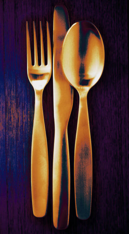 无人,竖图,俯视,室内,特写,白天,餐桌,桌子,静物,餐具,金属制品,阴影,光线,金属,材料,叉子,刀叉,刀子,影子,勺子,灯光,调羹,汤匙,餐台,挑选,餐刀,选择,餐叉,采选,遴选,筛选,挑拣,挑撰,质料,进餐用具,彩图,高角度拍摄