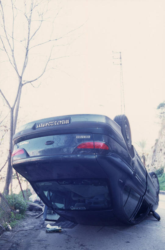 无人,竖图,全景,室外,白天,仰视,草地,草坪,天际线,植物,道路,路,汽车,阴影,光线,标志,数字,文字,影子,字符,小路,交通,标识,车,草,树,树木,绿色,天空,阳光,自然,交通工具,轿车,天,阿拉伯数字,生长,成长,不幸,载具,事故,可怜,彩图,低角度拍摄