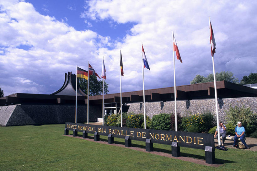 西方人,两个人,坐,横图,彩色,室外,白天,正面,旅游,度假,草地,草坪,植物,标志建筑,地标,建筑,旗帜,国旗,法国,欧洲,欧洲人,一排,阴影,服装,整齐,光线,英文,标志,文字,影子,字符,字母,云,云朵,云彩,休闲装,娱乐,标识,建设,草,树,树木,排列,衣服,蓝色,绿色,白云,蓝天,天空,阳光,自然,天,享受,休闲,休闲服,旅游胜地,放松,服饰,生长,晴朗,成长,五颜六色,英文字母,色彩斑斓,队列,五彩缤纷,法兰西共和国,法兰西第五共和国,五彩斑斓,五光十色,下诺曼底,下诺曼底大区,卡尔瓦多斯省,老年男性,男人,男性,白种人,旗,晴空,坐着,彩图,全身,奥马哈海滩,圣奥诺里讷.德佩尔泰