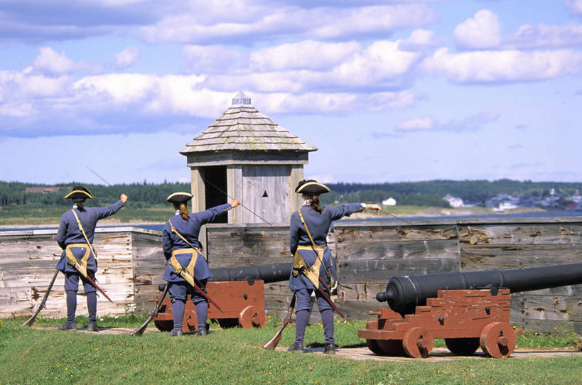西方人,三个人,站,横图,室外,白天,正面,制服,旅游,度假,竞争,草地,草坪,石头,名胜古迹,植物,标志建筑,地标,建筑,欧洲,加拿大,欧洲人,一堆,一排,对抗,指,阴影,堆叠,堆积,遗迹,整齐,冲突,光线,石子,影子,墙,云,云朵,云彩,注视,古迹,破坏,文物,娱乐,建设,古建筑,墙壁,墙面,草,树,树木,排列,两个,衣服,蓝色,绿色,白云,蓝天,天空,阳光,自然,天,观察,看,站着,享受,休闲,大炮,武器,旅游胜地,放松,战争,生长,晴朗,成长,观看,堆,军人,损坏,察看,北美,军装,北美洲,攻击,威胁,队列,对立,关注,矛盾,兵器,美洲,军服,防御,古文明,新斯科舍,敌对,挫败,斗争,抗拒,抗衡,北亚美利加洲,亚美利加洲,杀伤,威慑,布雷顿角岛,新斯科舍省,长久,久长,悠长,悠久,危险,男人,男性,年轻男性,白种人,石块,岩石,晴空,站立,彩图,全身,诺省,斯高沙省,新省,新斯高沙省,新斯科细亚省