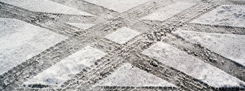 无人,横图,俯视,室外,特写,白天,雪,大雪,一堆,阴影,堆叠,堆积,光线,影子,积雪,雪景,冬季,冬天,痕迹,阳光,轮胎,寒冷,堆,车胎,严寒,陈迹,彩图,高角度拍摄,胎印,轮胎印