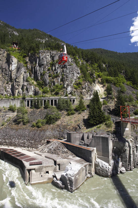 无人,竖图,室外,白天,仰视,旅游,度假,河流,石头,美景,山,山脉,树林,水,植物,加拿大,阴影,新鲜,湍急,光线,石子,影子,河水,景观,山峰,水流,云,云朵,山峦,云彩,娱乐,缆车,树,树木,蓝色,绿色,白云,蓝天,天空,阳光,自然,交通工具,群山,天,享受,休闲,景色,放松,生长,晴朗,成长,青春,北美,北美洲,生命,自然风光,美洲,和平,安详,索道,北亚美利加洲,亚美利加洲,冷色,卑诗省,不列颠哥伦比亚,不列颠哥伦比亚省,缆索铁路,石块,岩石,晴空,彩图,低角度拍摄,卑斯省,菲沙河,弗雷泽河