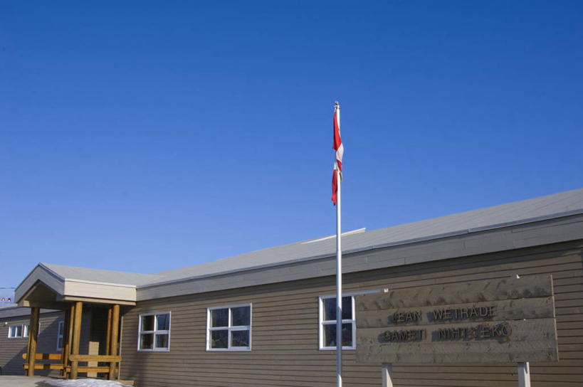 无人,家,栏杆,横图,室外,白天,仰视,度假,美景,窗户,城市风光,城市,旗帜,国旗,加拿大,一面,一排,阴影,整齐,光线,影子,房屋,屋子,景观,围栏,娱乐,护栏,楼房,玻璃窗,住宅,排列,蓝色,蓝天,天空,阳光,天,享受,休闲,景色,放松,晴朗,北美,北美洲,队列,美洲,万里无云,北亚美利加洲,亚美利加洲,西北地区,旗,晴空,晴空万里,彩图,低角度拍摄,房子,北斯拉维专区,西北领地