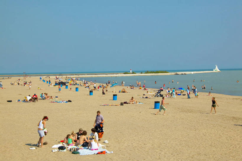 西方人,坐,走,横图,室外,白天,正面,旅游,度假,游戏,湖,湖泊,美景,水,欧洲,纽约,美国,加拿大,欧洲人,一排,阴影,环保,整齐,光线,影子,湖面,景观,水流,水面,水平线,辽阔,垃圾桶,许多人,玩,注视,娱乐,排列,蓝色,蓝天,天空,阳光,自然,容器,湖水,天,观察,看,一群人,享受,休闲,广阔,景色,放松,能源,晴朗,观看,活动,储藏,垃圾箱,一望无际,回收,资源,察看,北美,北美洲,储存,队列,发泄,关注,消遣,智力,自然风光,美洲,利用,低碳,循环,俄亥俄州,纽约州,万里无云,帝国之州,帝国州,宾夕法尼亚,宾夕法尼亚州,宾州,拱顶石州,拱心石之州,宾氏林地,北亚美利加洲,亚美利加洲,宣泄,密歇根,密歇根州,貂熊州,狼獾之州,狼獾州,俄亥俄,七叶树州,七叶果之州,伊利湖,持续,安大略省,安省,无边无际,一马平川,北美洲五大湖,五大湖,男人,男性,年轻男性,年轻女性,女人,女性,白种人,晴空,晴空万里,步行,散步,玩耍,嬉戏,走路,坐着,彩图,全身,水天相接,水天一线,贮存