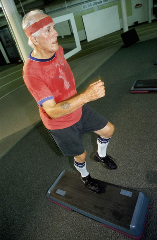 西方人,一个人,家,站,竖图,俯视,室内,白天,锻炼,运动,镜子,欧洲,欧洲人,仅一个男性,仅一个人,阴影,光线,影子,房屋,墙,屋子,灯光,注视,楼房,墙壁,墙面,住宅,观察,看,站着,仅一个老年男性,观看,有氧运动,镜像,察看,镜面,关注,体育,老年男性,男人,男性,白种人,站立,彩图,高角度拍摄,全身,健身,房子