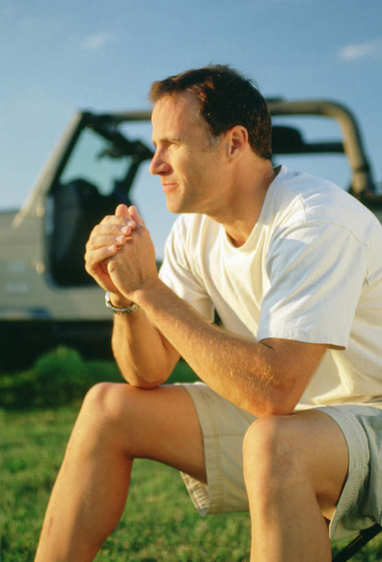 西方人,一个人,坐,竖图,室外,白天,正面,草地,草坪,植物,越野车,汽车,欧洲,加拿大,欧洲人,仅一个男性,仅一个人,仅一个中年男性,一辆,阴影,服装,光线,影子,注视,休闲装,车,草,衣服,蓝色,绿色,蓝天,天空,阳光,交通工具,天,观察,看,休闲,休闲服,抱拳,服饰,晴朗,观看,察看,北美,北美洲,关注,载具,美洲,吉普车,万里无云,北亚美利加洲,亚美利加洲,男人,男性,中年男性,白种人,晴空,晴空万里,坐着,半身,彩图