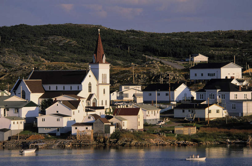 无人,家,横图,俯视,室外,白天,旅游,度假,美景,山,山脉,植物,加拿大,阴影,光线,影子,房屋,屋子,景观,山峰,云,云朵,山峦,云彩,娱乐,楼房,住宅,蓝色,绿色,白云,蓝天,天空,阳光,自然,群山,天,享受,休闲,景色,放松,生长,晴朗,成长,北美,北美洲,自然风光,美洲,北亚美利加洲,亚美利加洲,纽芬兰,纽芬兰省,晴空,彩图,高角度拍摄,房子