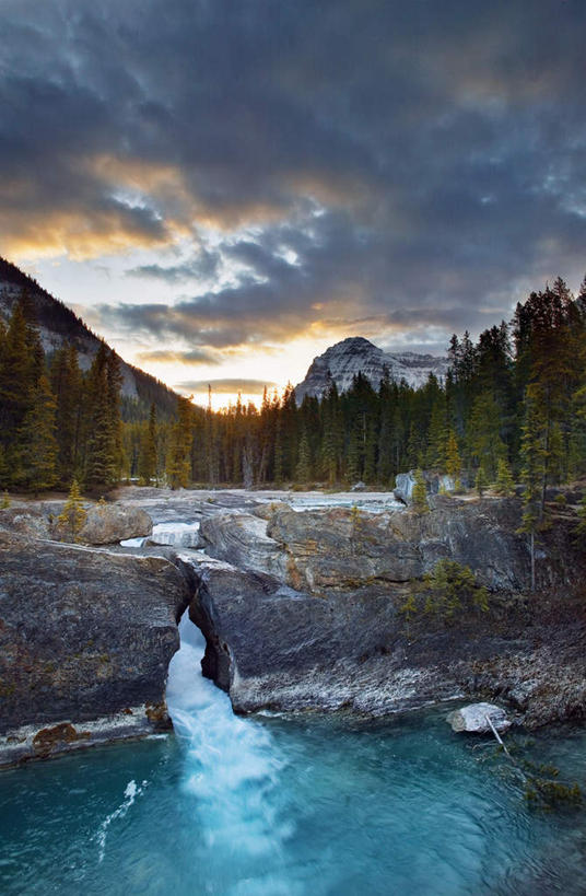 无人,公园,竖图,室外,白天,正面,旅游,度假,湖,湖泊,美景,森林,山,山脉,树林,水,植物,加拿大,阴影,光线,影子,湖面,景观,山峰,水流,水面,云,云朵,山峦,云彩,娱乐,树,树木,蓝色,绿色,白云,蓝天,天空,阳光,自然,湖水,群山,天,享受,休闲,景色,放松,生长,晴朗,成长,北美,北美洲,国家公园,自然风光,美洲,北亚美利加洲,亚美利加洲,卑诗省,不列颠哥伦比亚,不列颠哥伦比亚省,优鹤国家公园,幽鹤国家公园,晴空,彩图