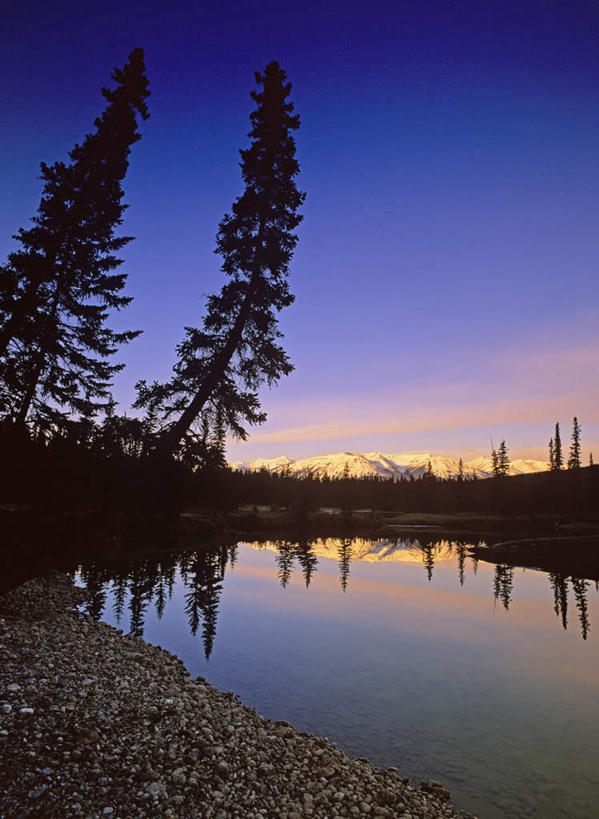 无人,公园,竖图,室外,白天,正面,旅游,度假,湖,湖泊,美景,森林,山,山脉,树林,水,植物,加拿大,阴影,光线,影子,湖面,景观,山峰,水流,水面,云,云朵,山峦,云彩,娱乐,树,树木,蓝色,绿色,白云,蓝天,天空,阳光,自然,湖水,群山,天,享受,休闲,景色,放松,生长,晴朗,成长,北美,北美洲,国家公园,自然风光,美洲,阿尔伯塔省,阿尔伯塔,北亚美利加洲,亚美利加洲,艾伯塔,艾伯塔省,贾斯珀国家公园,晴空,彩图