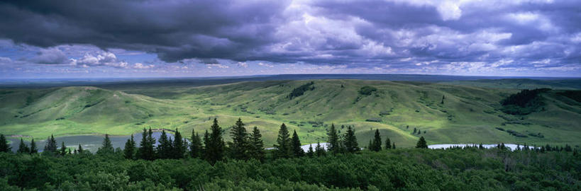 无人,横图,俯视,航拍,室外,白天,旅游,度假,草地,草坪,湖,湖泊,美景,山,山脉,水,植物,加拿大,阴影,光线,影子,湖面,景观,山峰,水流,水面,云,云朵,山峦,云彩,娱乐,草,树,树木,蓝色,绿色,白云,蓝天,天空,阳光,自然,湖水,群山,天,享受,休闲,景色,放松,生长,晴朗,成长,北美,北美洲,鸟瞰,自然风光,美洲,北亚美利加洲,亚美利加洲,萨省,萨斯喀彻温省,晴空,彩图,高角度拍摄