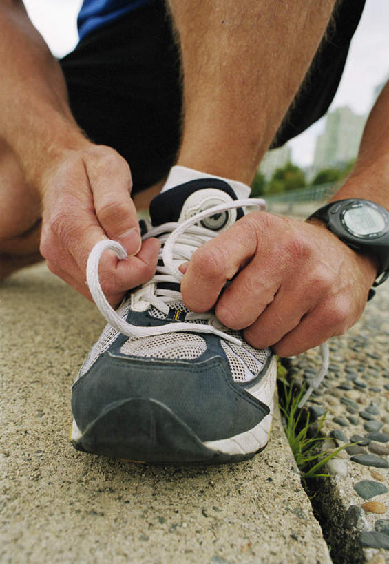 西方人,手,一个人,蹲,竖图,室外,特写,白天,正面,运动鞋,鞋子,欧洲,欧洲人,仅一个男性,仅一个人,阴影,光线,影子,仅一个年轻男性,阳光,绳子,手部,捆绑,休闲鞋,绳索,绑缚,男人,男性,年轻男性,白种人,蹲着,半身,彩图