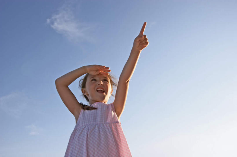 西方人,儿童,一个人,横图,室外,白天,仰视,纯洁,欧洲,美国,欧洲人,仅一个女性,仅一个人,眺望,指,阴影,远眺,服装,光线,影子,远望,休闲装,方向,小孩,衣服,蓝色,蓝天,天空,阳光,天,手势,仅一个小孩,休闲,休闲服,可爱,童年,童趣,遮,遮掩,服饰,晴朗,遥望,北美,掩盖,北美洲,遮挡,指向,食指,美洲,童真,烂漫,无邪,遮盖,万里无云,密西西比州,北亚美利加洲,亚美利加洲,掩饰,密西西比,木兰之州,了望,远瞩,天真,女孩,女人,女性,白种人,孩子,晴空,晴空万里,半身,彩图,低角度拍摄,女生