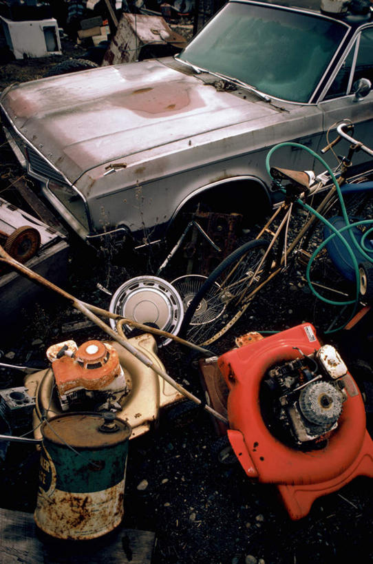 无人,竖图,俯视,室外,白天,机器,自行车,汽车,一辆,阴影,生锈,电力,光线,电线,铁桶,桶,线,影子,电能,线路,破坏,破损,车,脚踏车,阳光,容器,交通工具,轿车,发动机,储藏,电,电源,电源线,腐蚀,侵蚀,损坏,马达,储存,载具,能量,腐化,锈迹斑斑,彩图,高角度拍摄,贮存