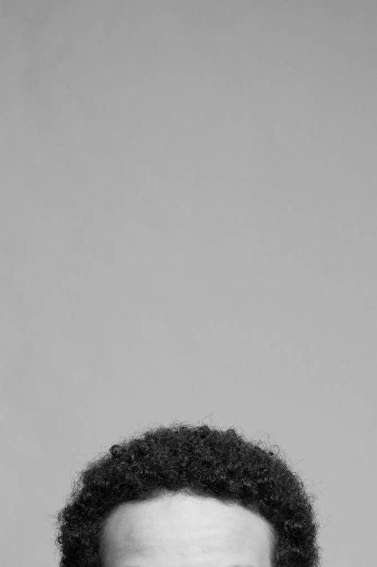 西方人,脸,头,脸颊,一个人,竖图,黑白,室内,特写,白天,正面,欧洲,欧洲人,仅一个男性,仅一个人,灰色背景,仅一个年轻男性,摄影,影棚,男人,男性,年轻男性,白种人,头部,额头,脸部,脸蛋,面部,半身,影棚拍摄,拍摄