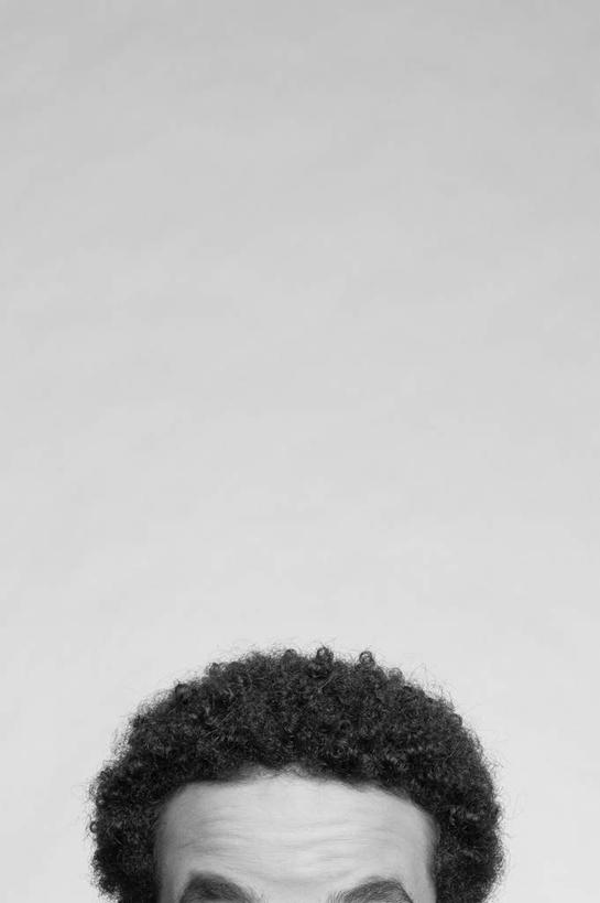 西方人,脸,头,脸颊,一个人,竖图,黑白,室内,特写,白天,正面,欧洲,欧洲人,仅一个男性,仅一个人,灰色背景,仅一个年轻男性,摄影,影棚,男人,男性,年轻男性,白种人,头部,额头,脸部,脸蛋,面部,半身,影棚拍摄,拍摄