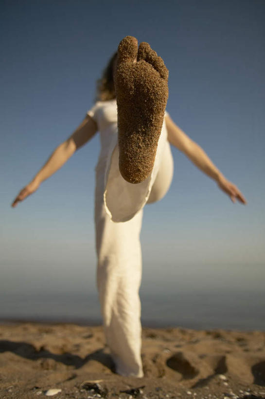 西方人,一个人,站,伸展双臂,竖图,室外,白天,仰视,石头,沙滩,欧洲,欧洲人,仅一个年轻女性,仅一个女性,仅一个人,阴影,服装,光线,沙子,石子,影子,海岸,沙地,注视,休闲装,衣服,蓝色,蓝天,天空,阳光,天,观察,看,站着,休闲,休闲服,伸直,踢腿,服饰,晴朗,观看,察看,笔直,关注,万里无云,笔挺,年轻女性,女人,女性,白种人,海滩,石块,岩石,晴空,晴空万里,敞开双臂,伸开双臂,展开双肩,站立,张开手臂,张开双臂,彩图,低角度拍摄,全身