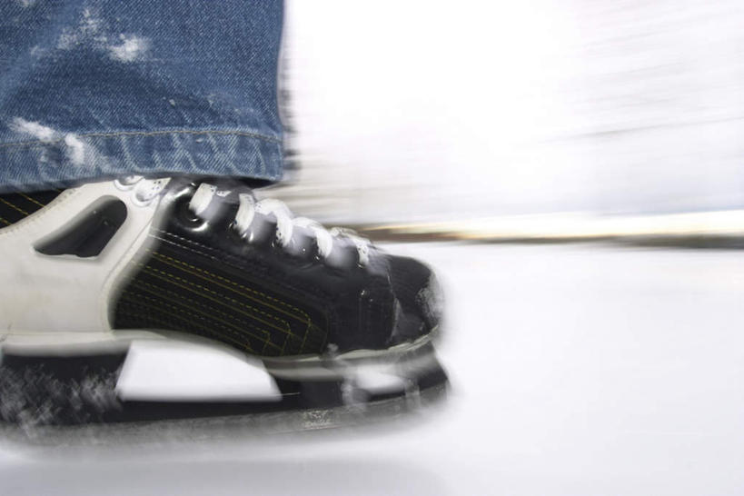 西方人,腿部,腿,一个人,横图,室外,特写,白天,侧面,锻炼,运动,滚轴溜冰,滑冰,湖,湖泊,水,欧洲,欧洲人,阴影,服装,朦胧,模糊,光线,影子,冰,湖面,水流,水面,旱冰鞋,溜冰鞋,注视,休闲装,衣服,湖水,观察,看,休闲,休闲服,轮滑鞋,寒冷,服饰,观看,察看,冰冷,关注,严寒,单排轮滑,冰凉,酷寒,凛冽,凛凛,极冷,冰上运动,冬季运动,体育,溜冰,轮滑,白种人,半身,彩图,健身