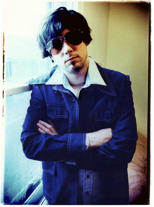 西方人,一个人,站,笑,双手交叉,微笑,竖图,室内,白天,正面,窗户,欧洲,欧洲人,仅一个男性,仅一个人,阴影,服装,朦胧,模糊,光线,墨镜,眼镜,影子,注视,休闲装,玻璃窗,仅一个年轻男性,衣服,阳光,太阳镜,太阳眼镜,观察,看,站着,休闲,休闲服,遮阳镜,服饰,观看,察看,双手抱胸,关注,恶心,男人,男性,年轻男性,白种人,站立,半身,彩图