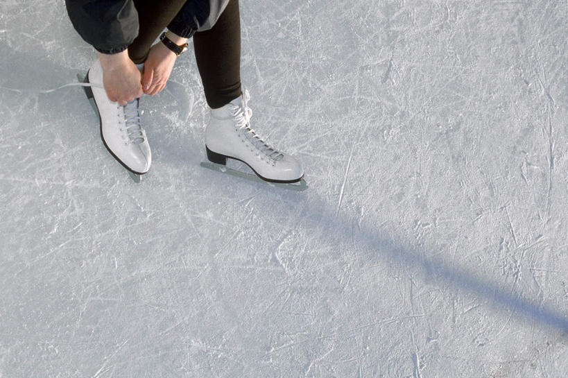 西方人,手,一个人,站,横图,俯视,室内,白天,锻炼,运动,花样滑冰,滑冰,欧洲,欧洲人,仅一个年轻女性,仅一个女性,仅一个人,阴影,光线,影子,阳光,站着,手部,冰上运动,冬季运动,体育,溜冰,年轻女性,女人,女性,白种人,站立,半身,彩图,高角度拍摄,健身