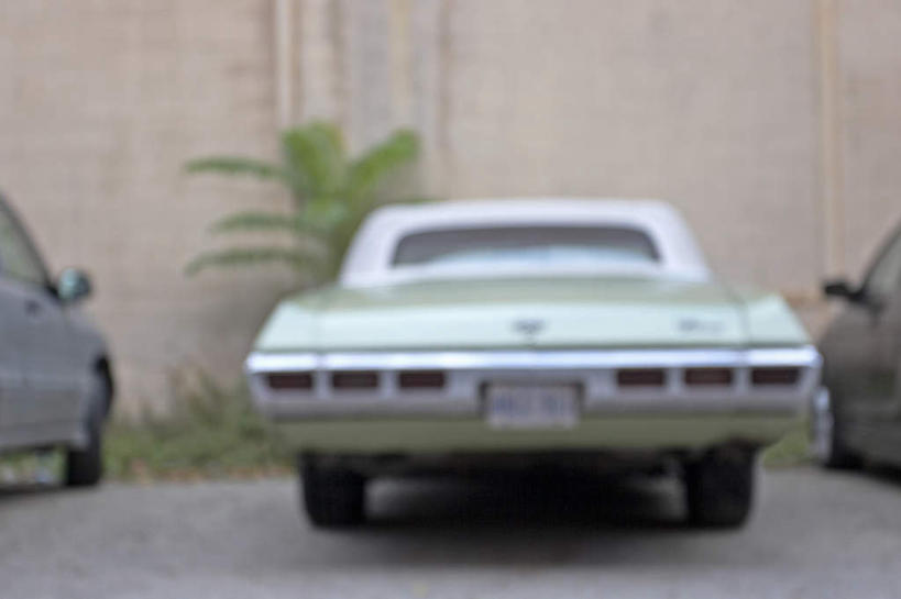 无人,横图,室外,白天,正面,度假,草地,美景,植物,城市风光,城市,汽车,古董车,三辆,停靠,阴影,光线,影子,墙,景观,娱乐,墙壁,墙面,车,草,绿色,阳光,交通工具,享受,休闲,景色,放松,停泊,载具,老爷车,彩图